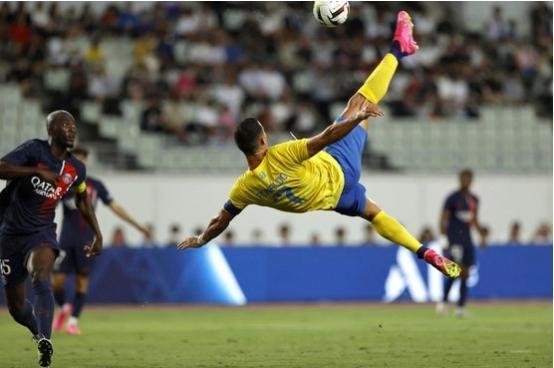 关于重返赛场引发热议！，C罗在巴黎圣日耳曼比赛中出色防守比赛高潮迭起的信息